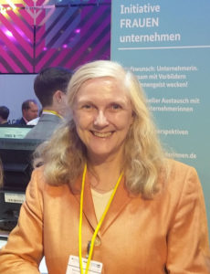 Dr. Marita Alami am Stand der Initiative FRAUEN unternehmen des BMWi auf der StartupCON 2019